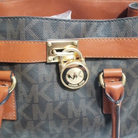 Michael Kors Hamilton bag w/cross body strap - Picture 5 of 12